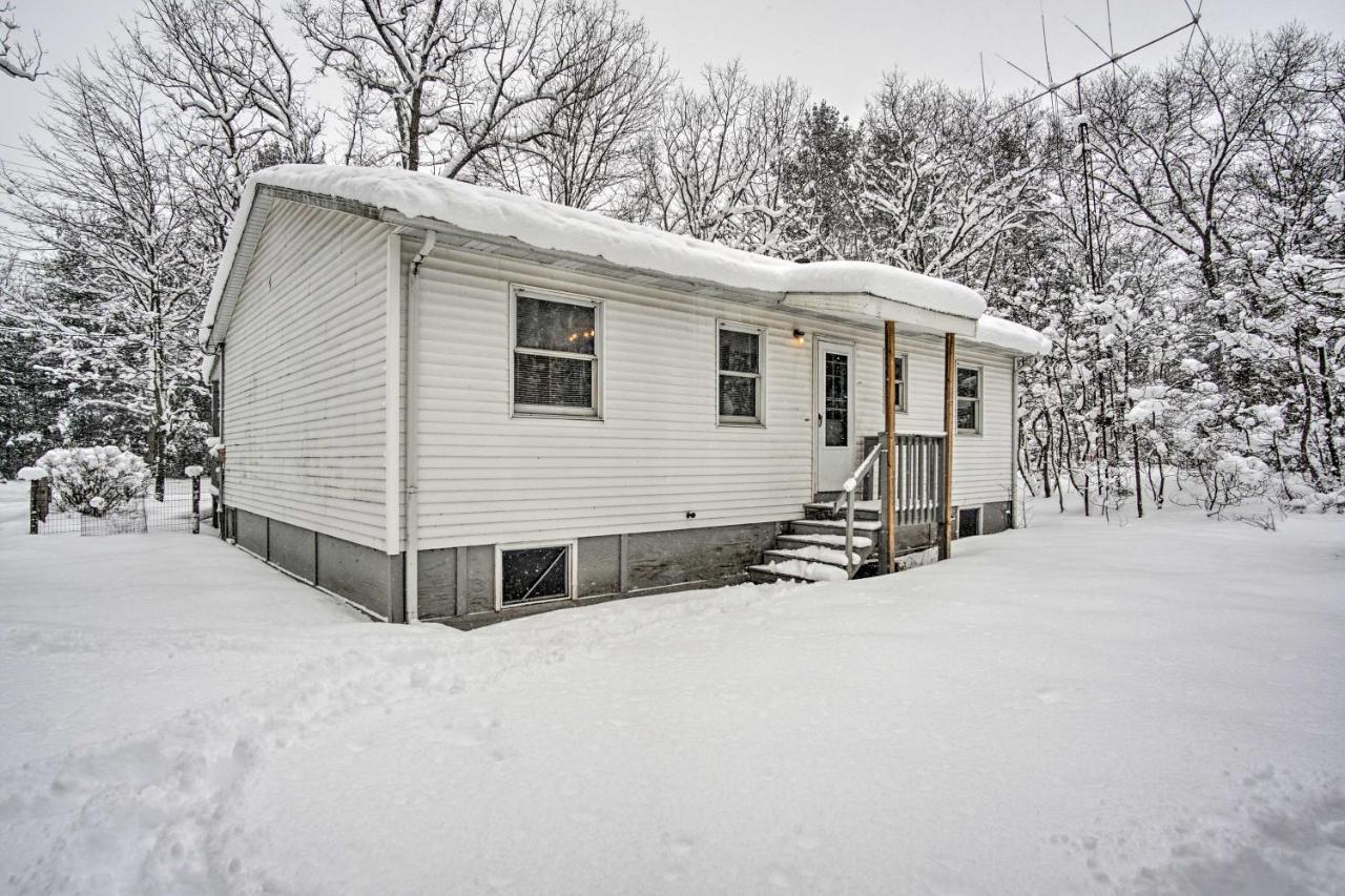 Wooded Twin Lakes Retreat 13 Mi To Lake Michigan! المظهر الخارجي الصورة