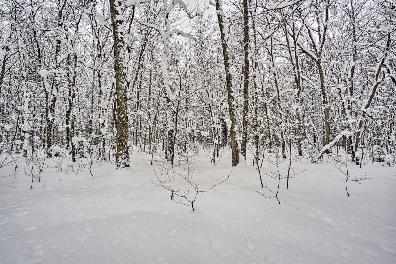 Wooded Twin Lakes Retreat 13 Mi To Lake Michigan! المظهر الخارجي الصورة