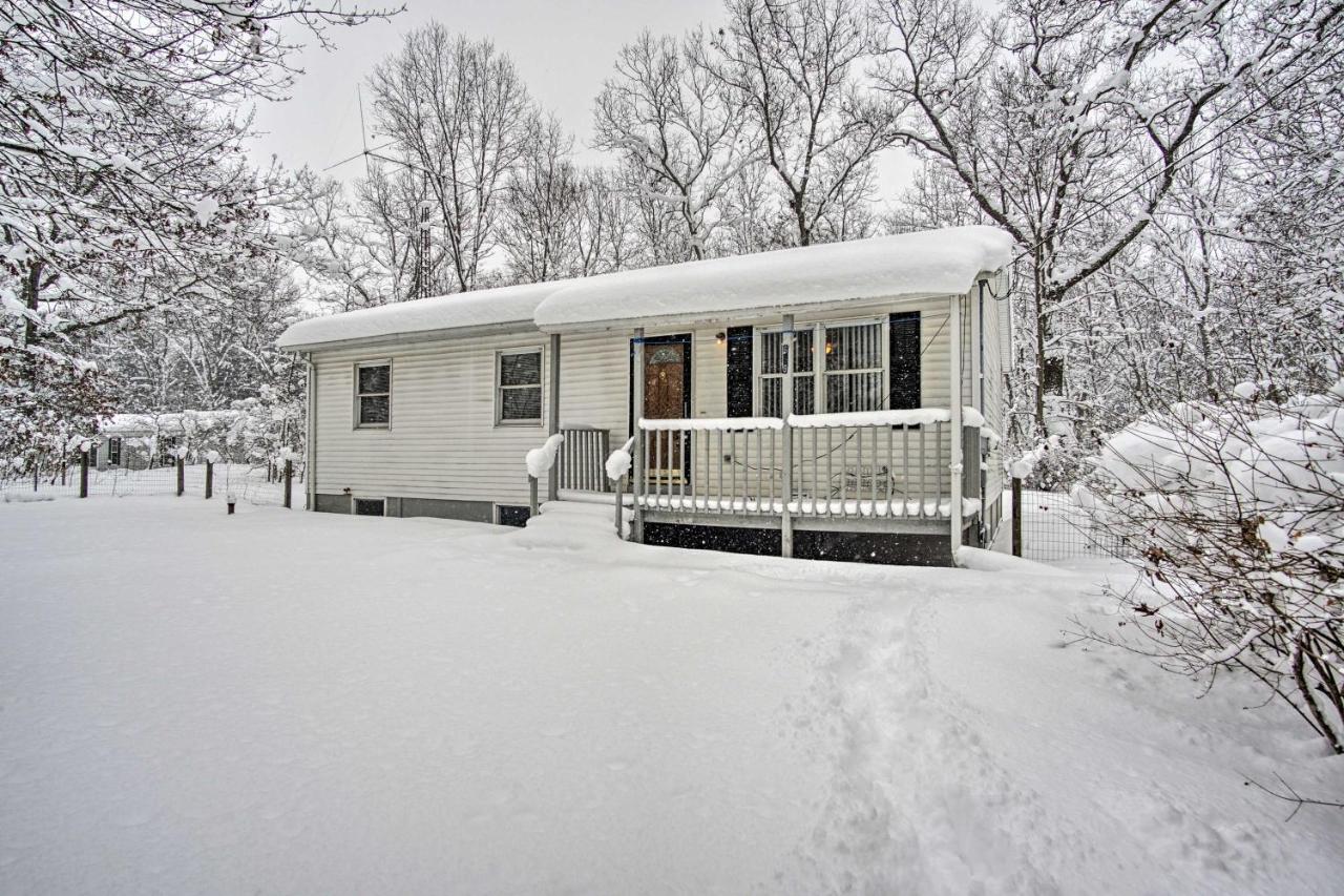 Wooded Twin Lakes Retreat 13 Mi To Lake Michigan! المظهر الخارجي الصورة