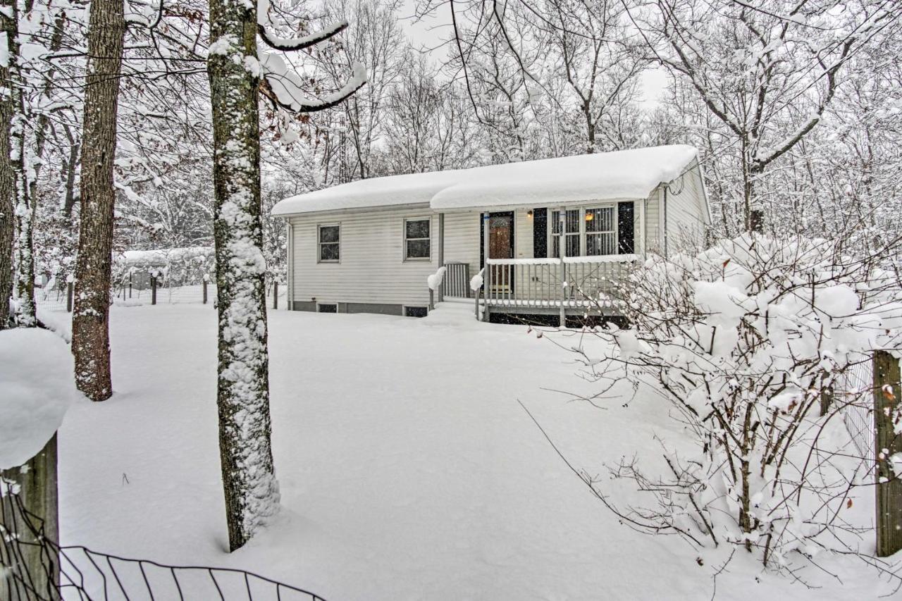 Wooded Twin Lakes Retreat 13 Mi To Lake Michigan! المظهر الخارجي الصورة